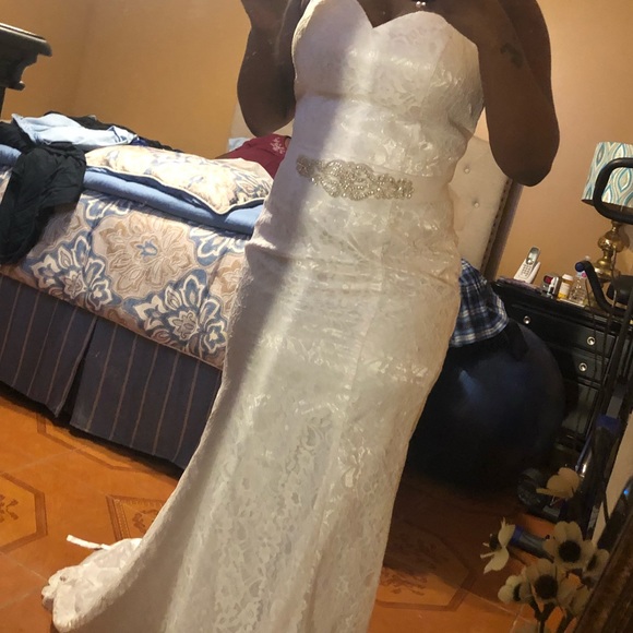 Elegant White Lace Mermaid Wedding Dress - Picture 7 of 8